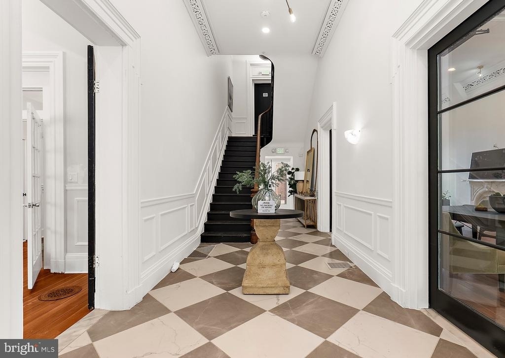 2220 Charles Street N - Photo 9