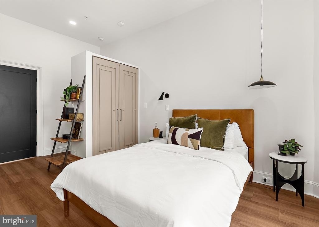 2220 Charles Street N - Photo 4