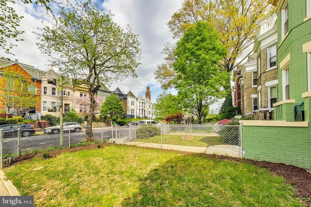 137 R Street Ne - Photo 2