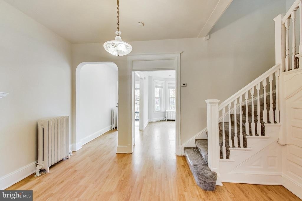 137 R Street Ne - Photo 3