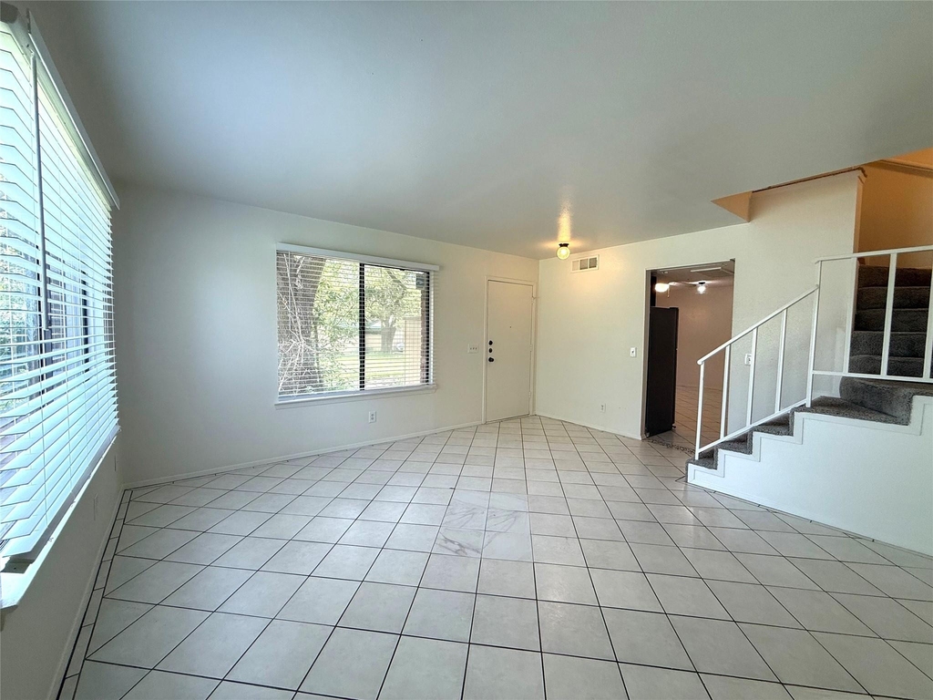 900 W Village Ln - Photo 2