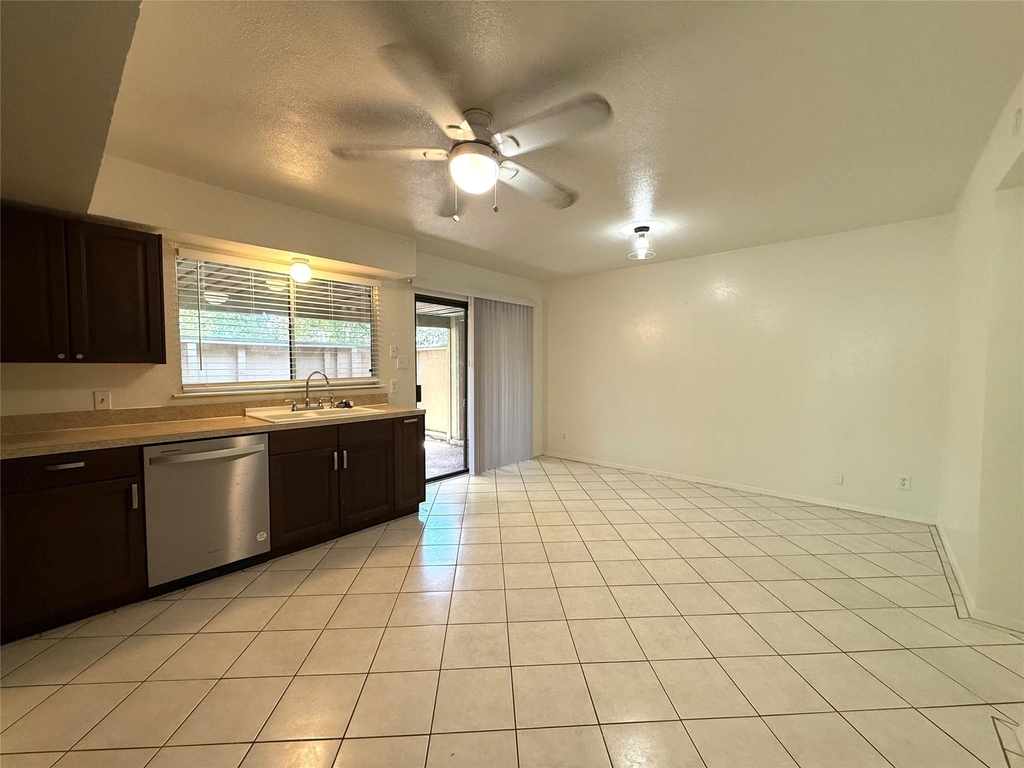 900 W Village Ln - Photo 3