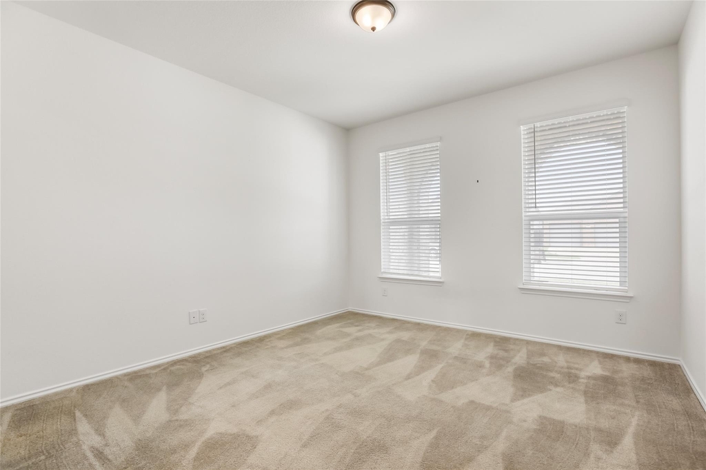 18917 Rushmore St - Photo 5