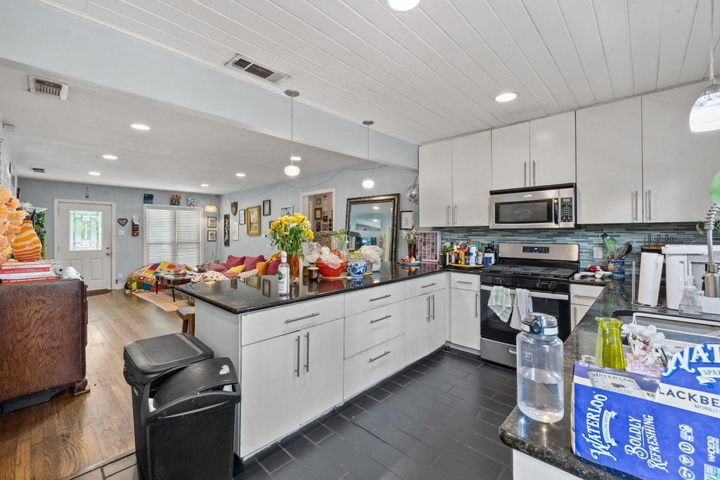 3801 Avenue G - Photo 2