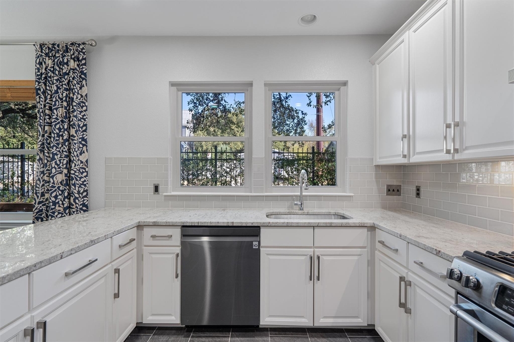 1011 Brodie St - Photo 9