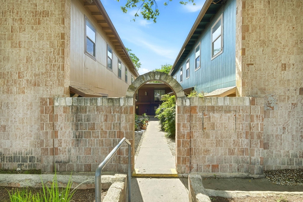 2319 Greenfield Pkwy - Photo 1