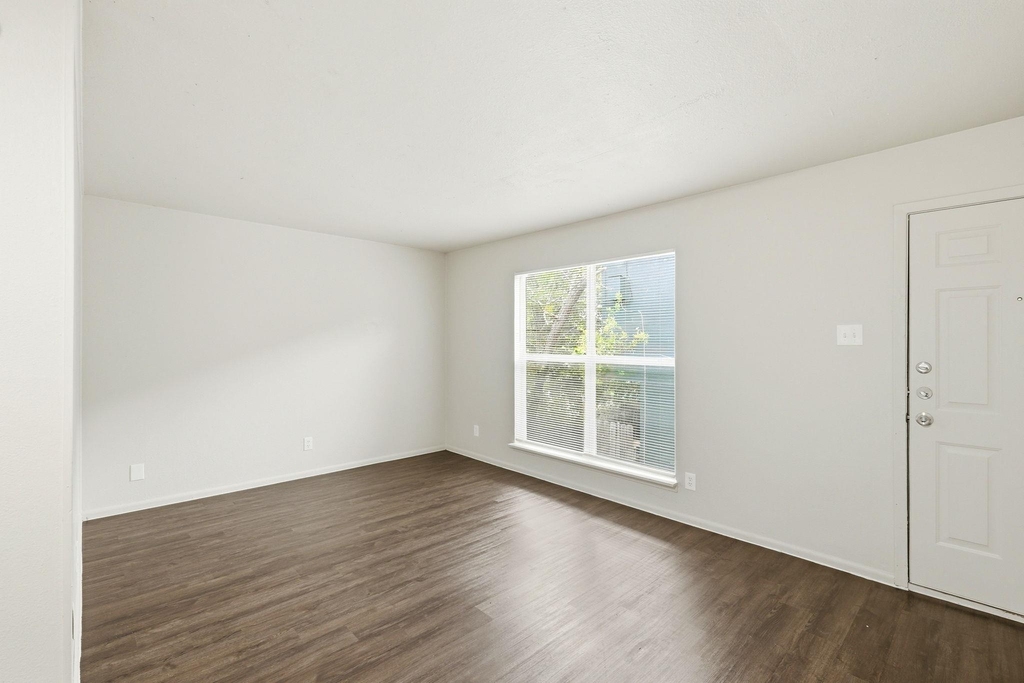 2319 Greenfield Pkwy - Photo 3