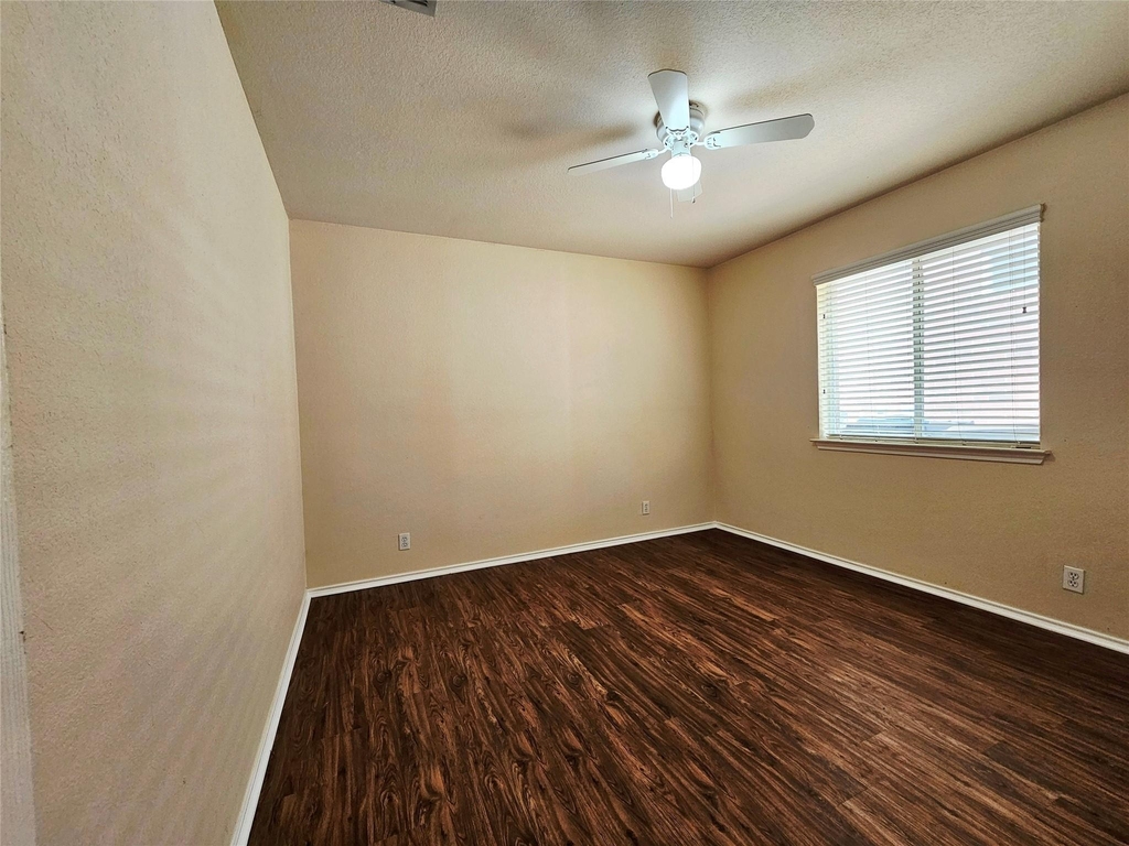 8102 Lerwick Ln - Photo 15