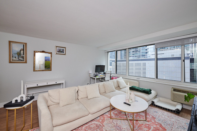 211 E Ohio Street - Photo 2