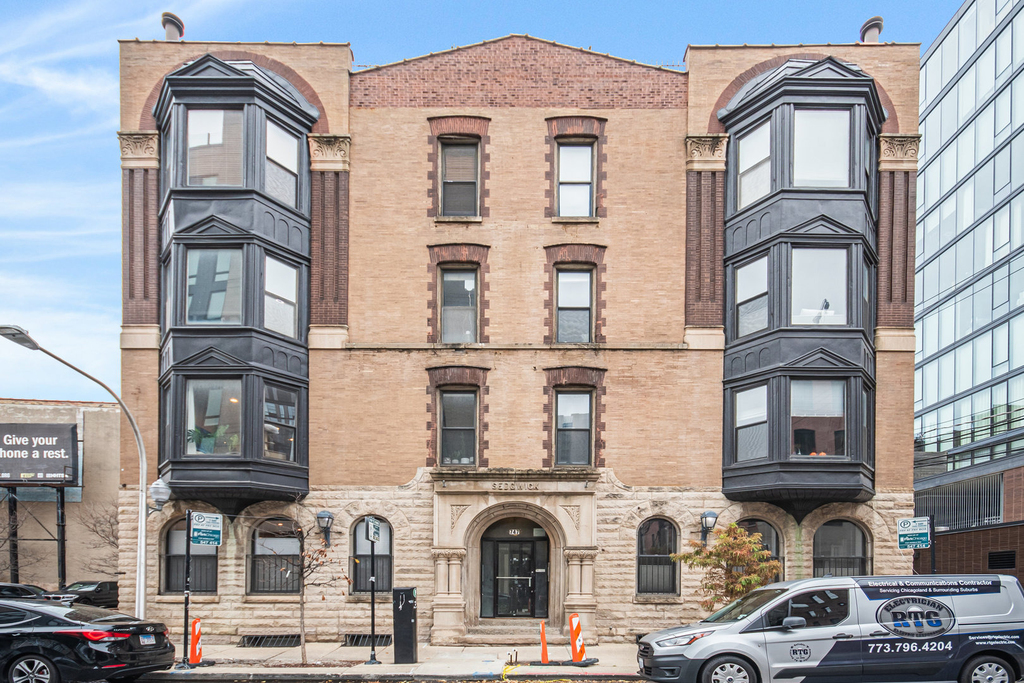 747 N Sedgwick Street - Photo 0
