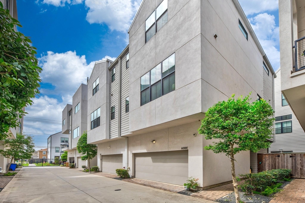 608 Middle Street - Photo 0