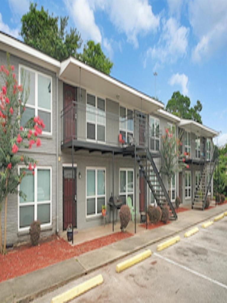 3031 Sumpter - Photo 1
