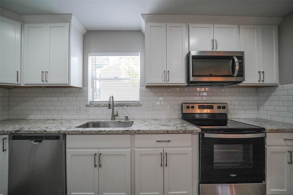 7818 Beaufort Drive - Photo 10