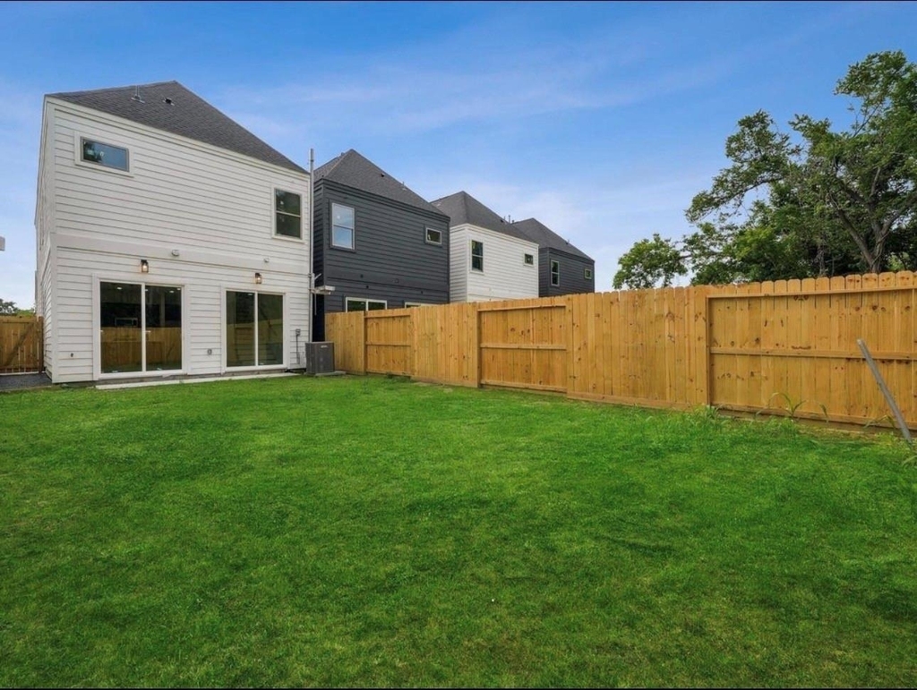 7416 Maxroy Street - Photo 2