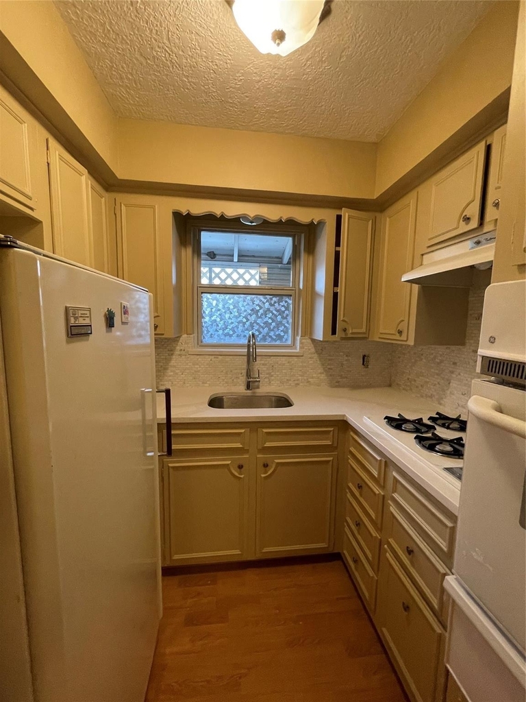 1324 Cortlandt Street - Photo 3