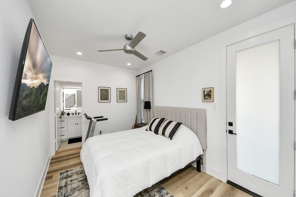 1044 W 17th Street - Photo 5