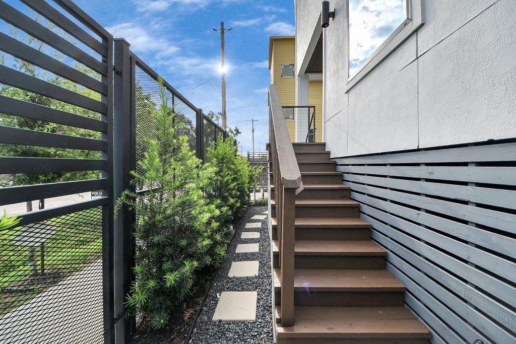 1044 W 17th Street - Photo 43