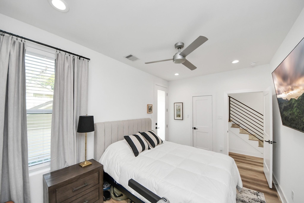 1044 W 17th Street - Photo 6