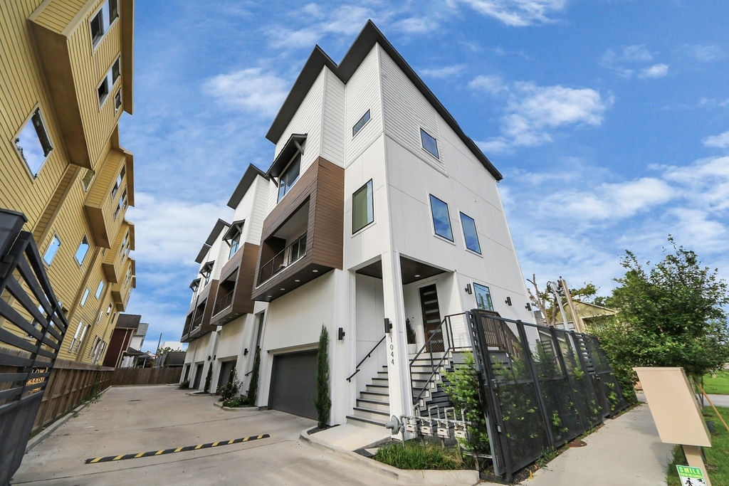 1044 W 17th Street - Photo 1