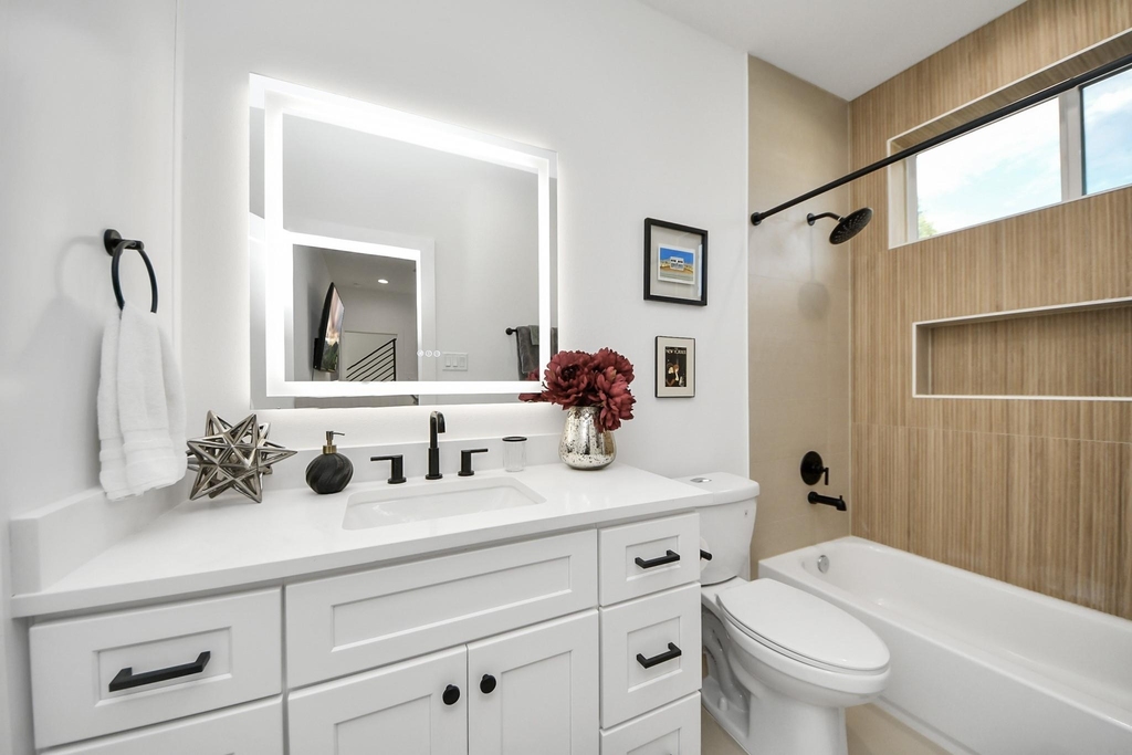 1044 W 17th Street - Photo 7
