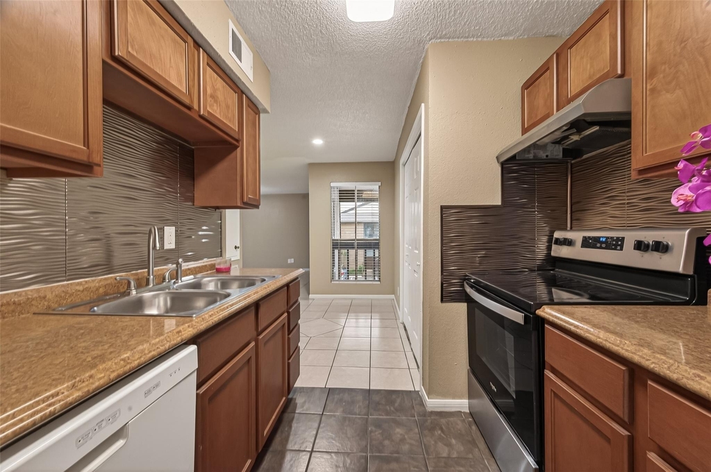 1500 Bay Area Boulevard - Photo 14
