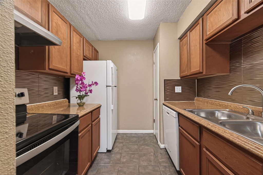 1500 Bay Area Boulevard - Photo 11