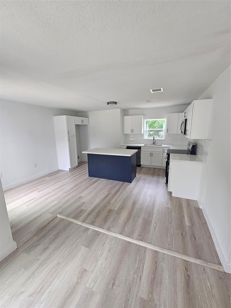 3009 Lincoln Street - Photo 2