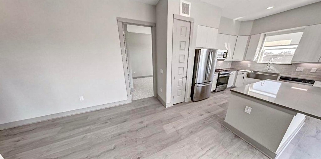 401 W 25th Street - Photo 2