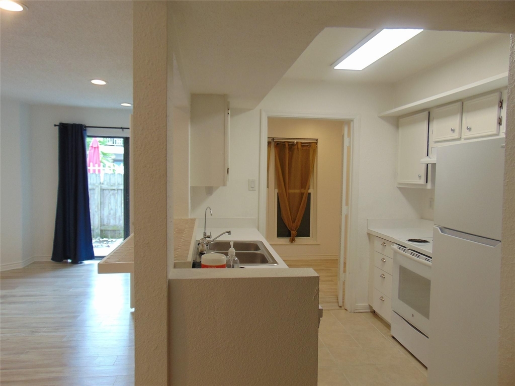 3220 69th Street - Photo 5