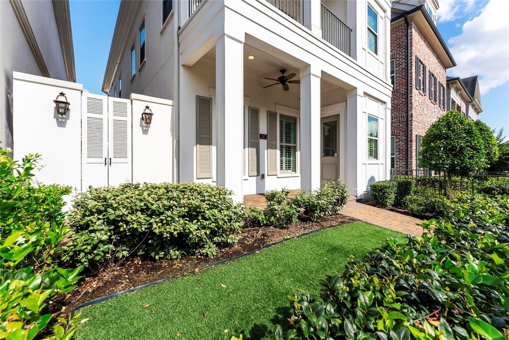247 Green Boulevard - Photo 2