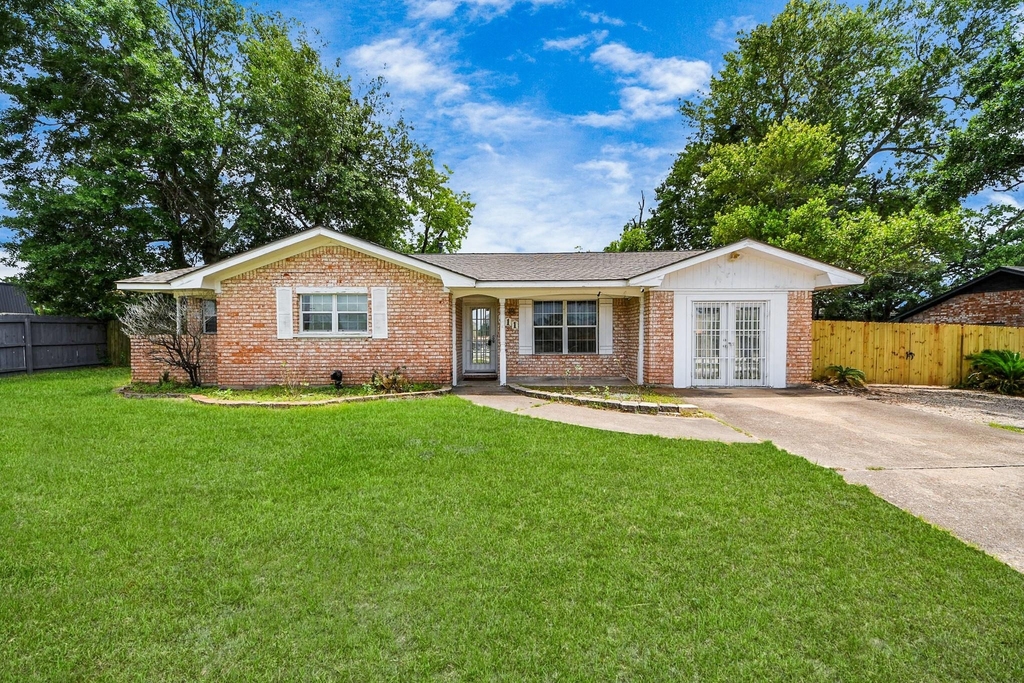 811 Hillcrest Drive - Photo 1