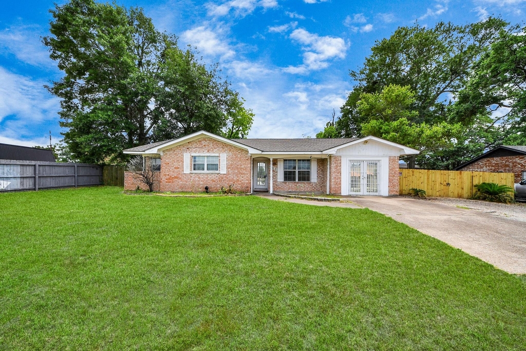 811 Hillcrest Drive - Photo 0