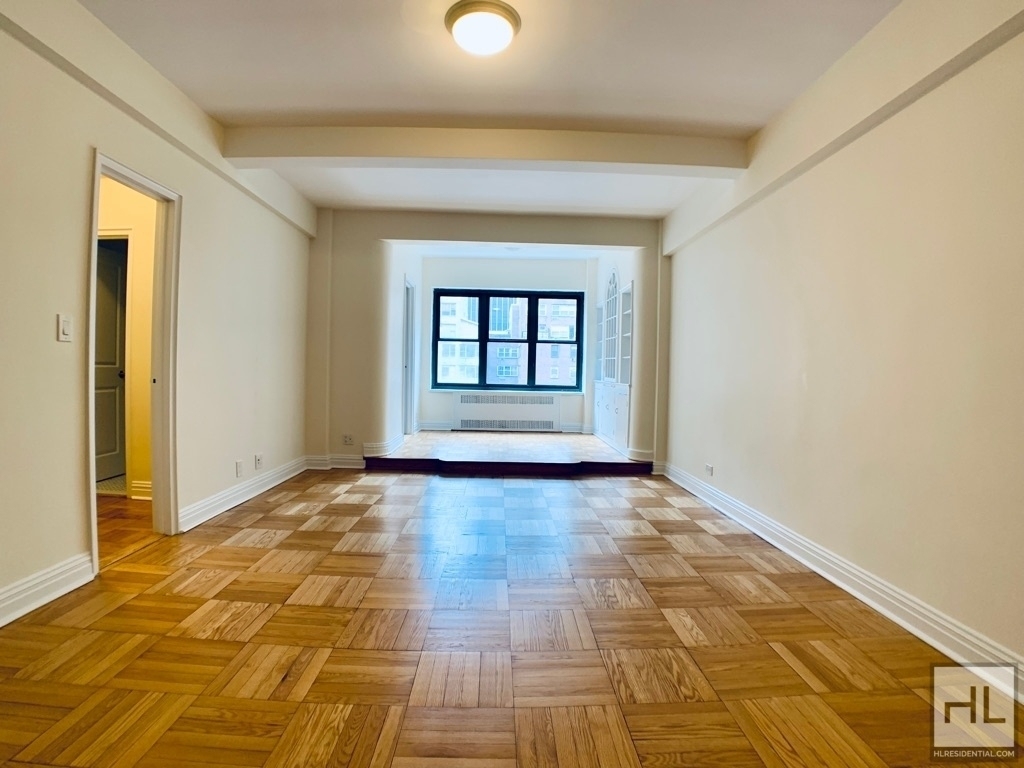 East 56 Street - Photo 0