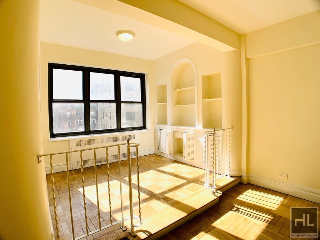 East 56 Street - Photo 1