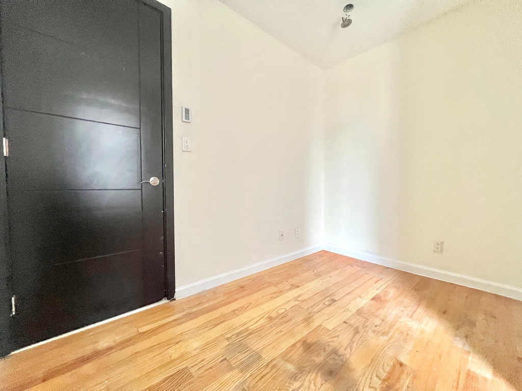 350 Manhattan Avenue - Photo 3