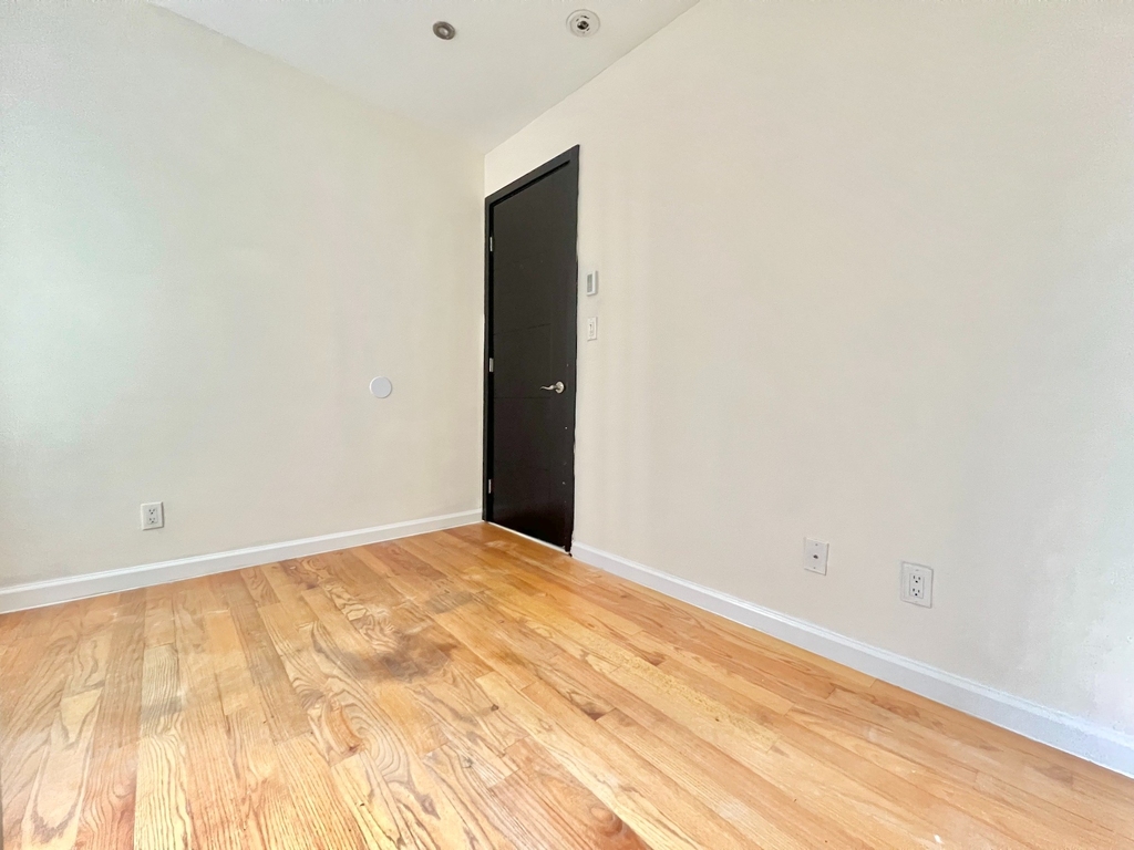 350 Manhattan Avenue - Photo 2