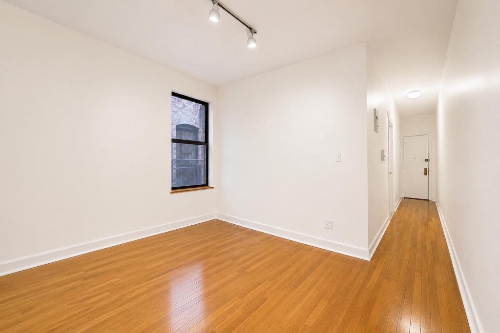 3135 Broadway - Photo 3