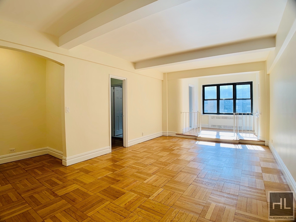 East 56 Street - Photo 1