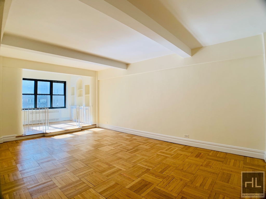 East 56 Street - Photo 2