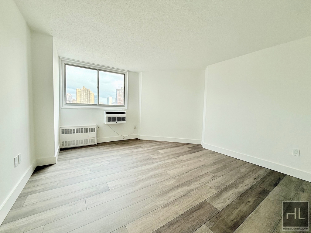 2nd Avenue - Photo 2