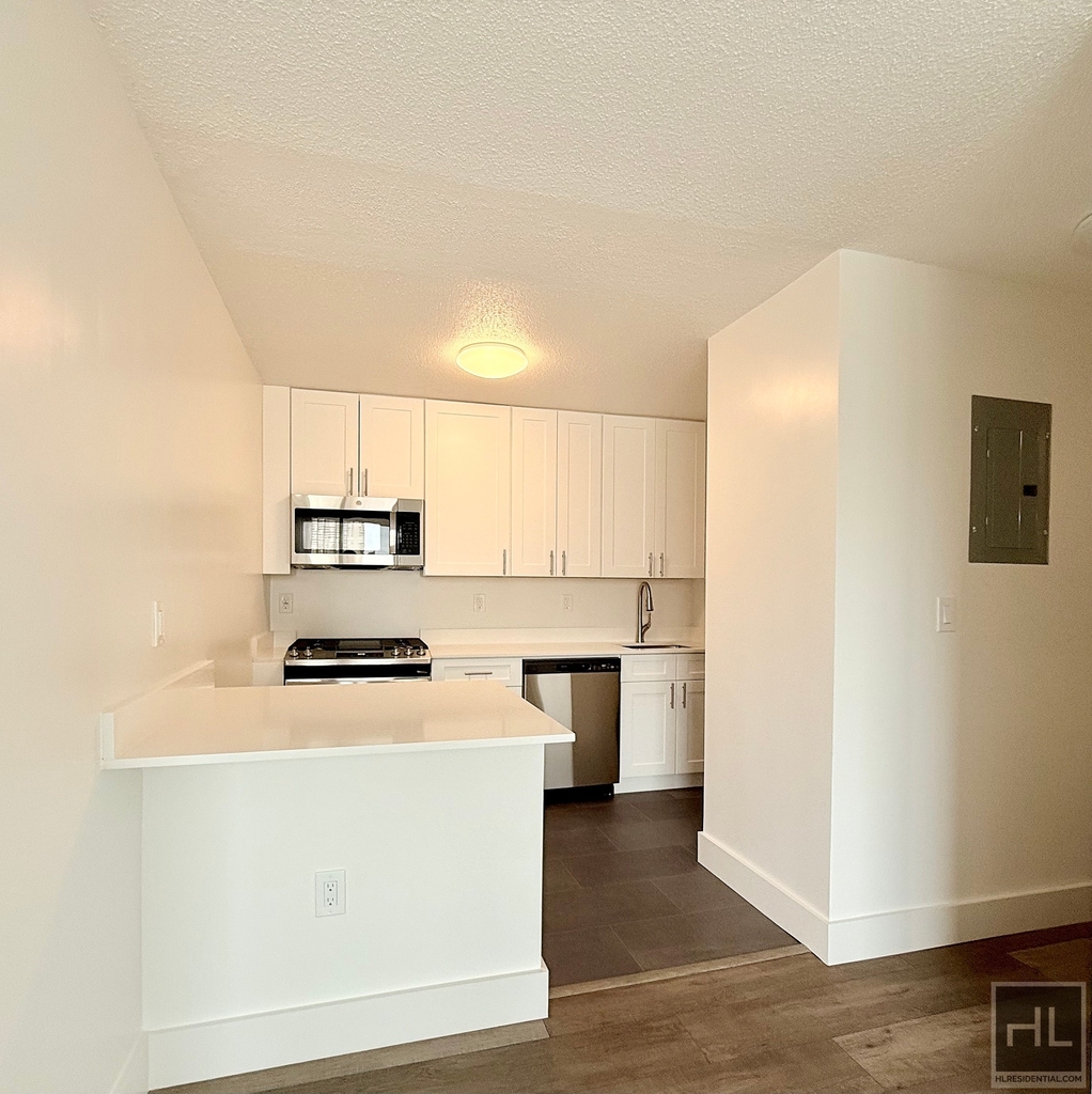 2nd Avenue - Photo 4