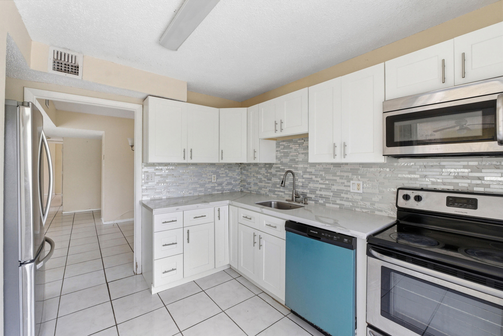 4152 Inverrary Drive - Photo 2