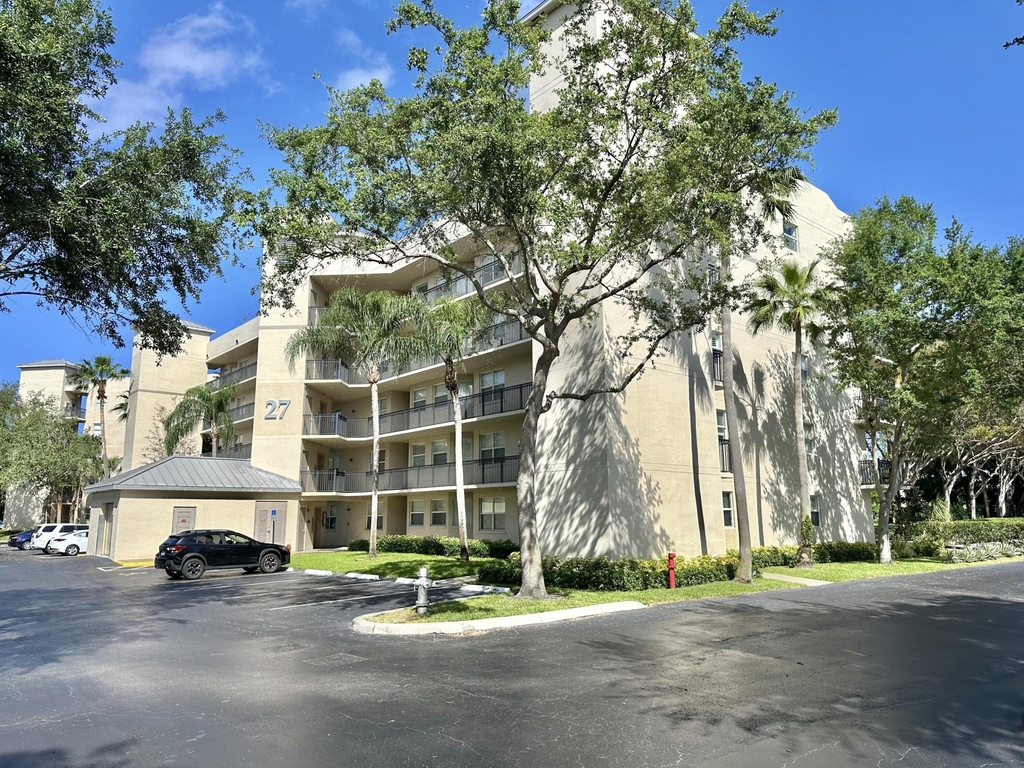 27 Royal Palm Way - Photo 2