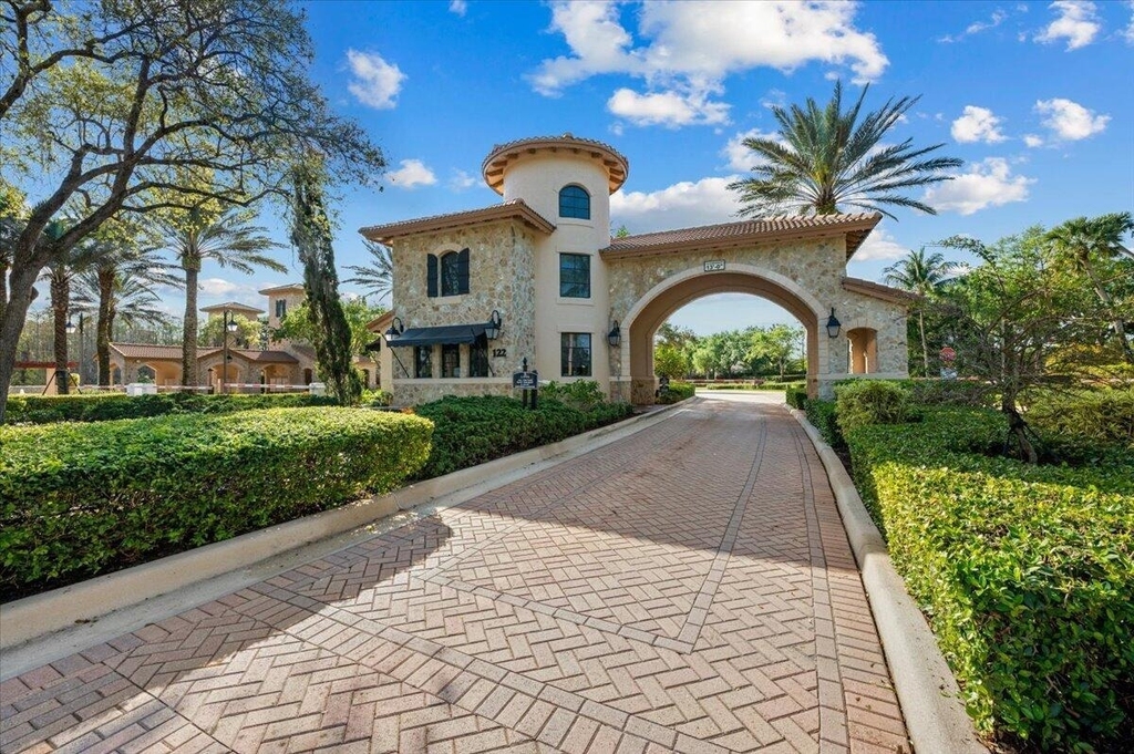 222 Tresana Boulevard - Photo 0