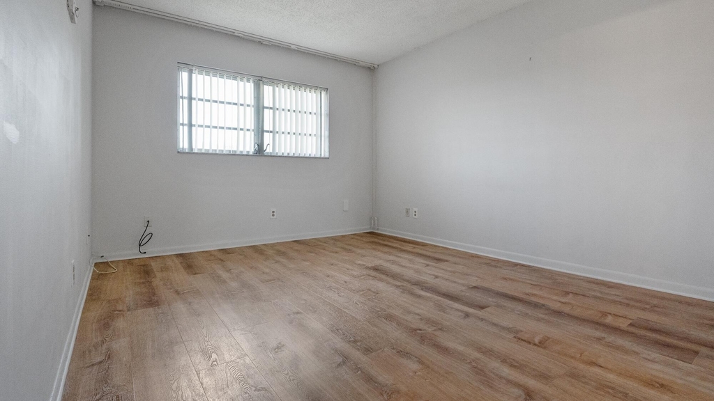 5890 Nw 64th Avenue - Photo 17