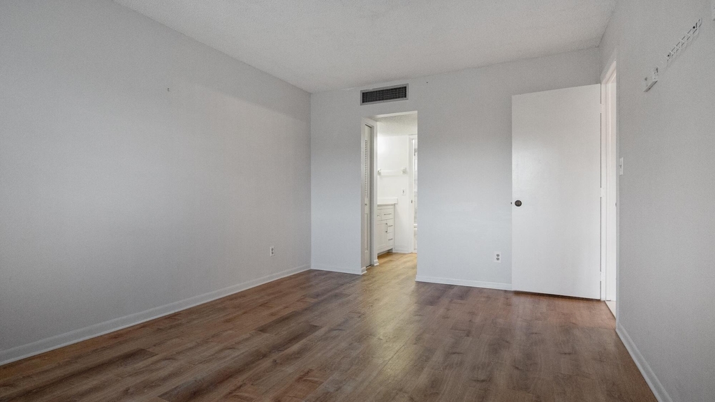 5890 Nw 64th Avenue - Photo 18