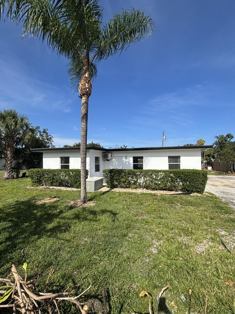 328 Urquhart Street - Photo 2