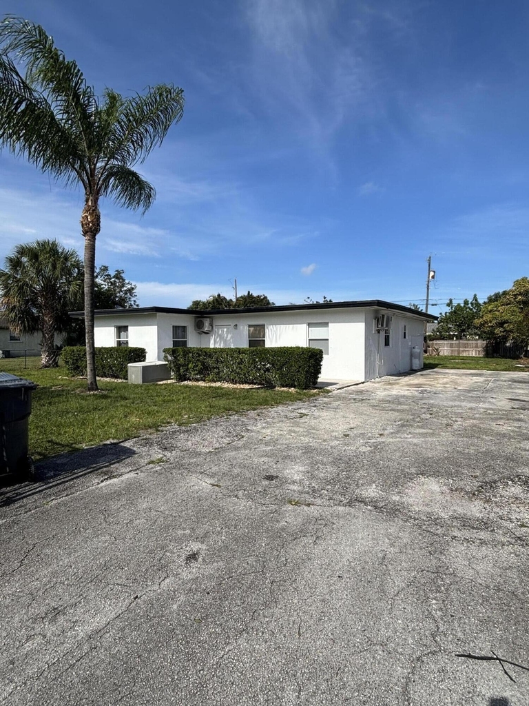 328 Urquhart Street - Photo 0