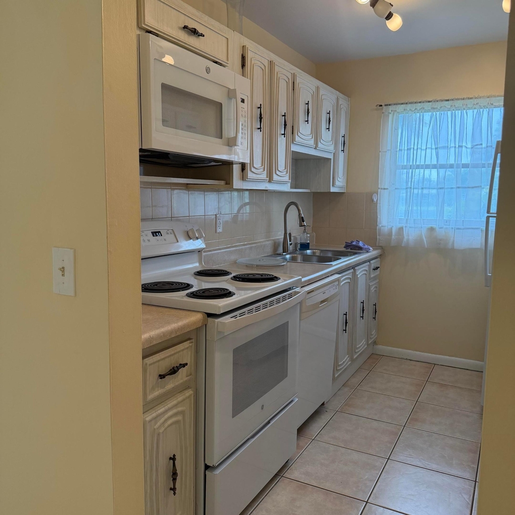 707 High Point Boulevard N - Photo 7