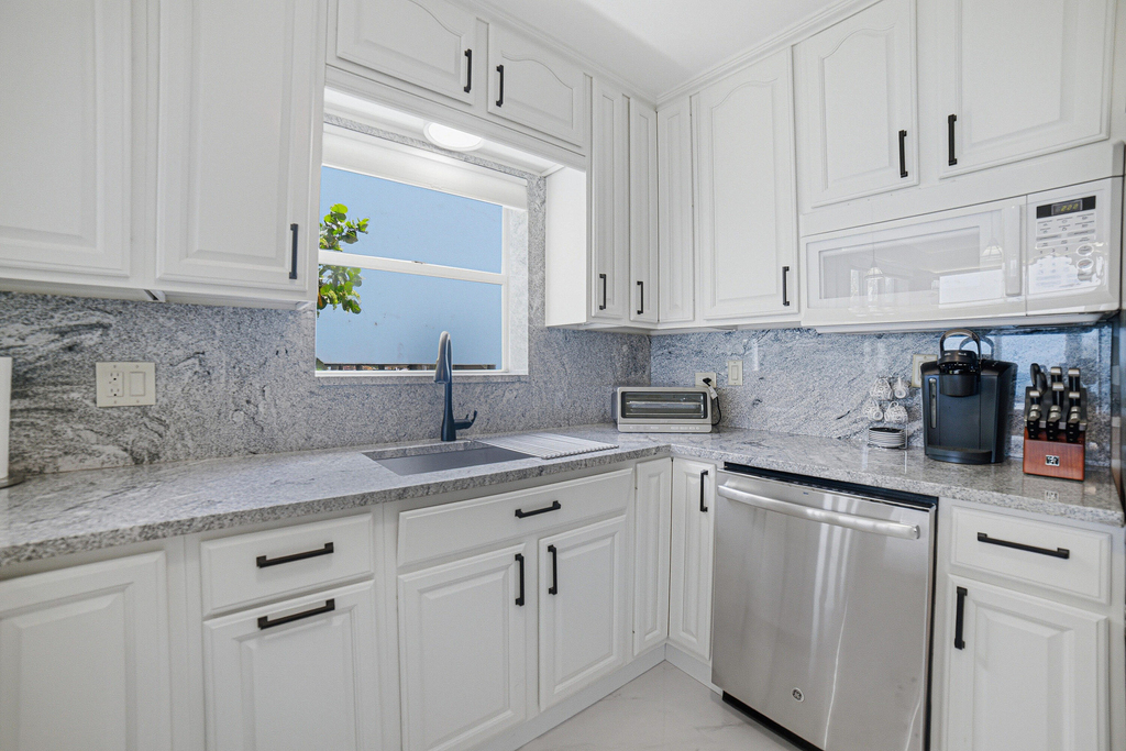 8 Briny Avenue - Photo 5